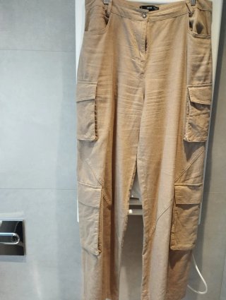 Pantalón cargo Zara beige