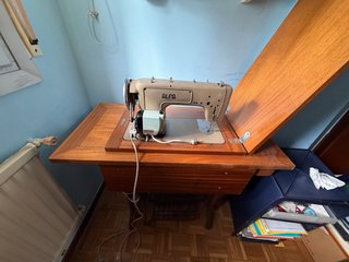 Máquina de coser vintage ALFA 103 con mueble