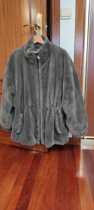 Chaquetón de pelo gris