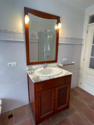 Mueble de baño con espejo y lavabo