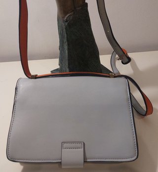 Bolso de Zara de piel estilo minimalista nuevecito