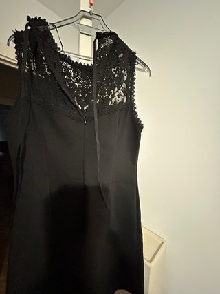 Vestido corto negro con encaje