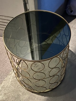 Mesa auxiliar redonda de metal y cristal