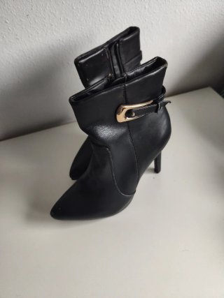 Botines Negros con Detalle Dorado