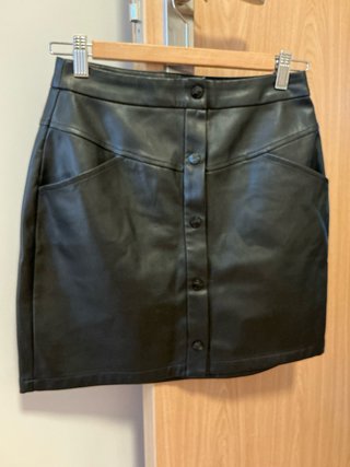 Falda de cuero negra
