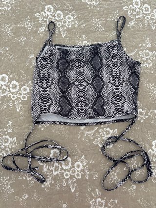 Top con estampado de serpiente