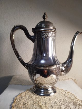 Tetera Antigua de Metal Plateado