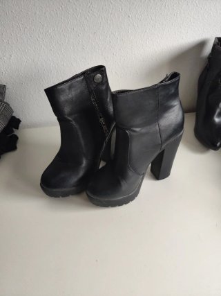 Botines de tacón alto negros