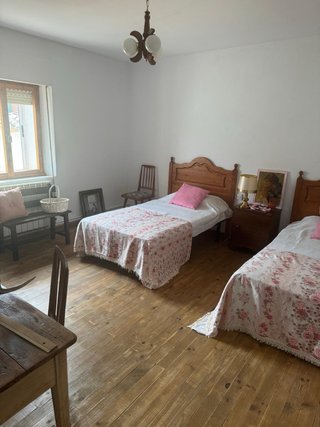 Varios muebles antiguos