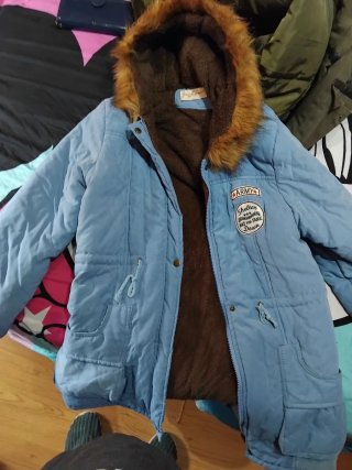 Abrigo azul con capucha
