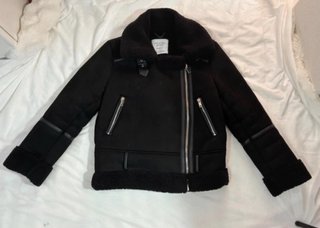 Abrigo Negro con Interior de Pelo