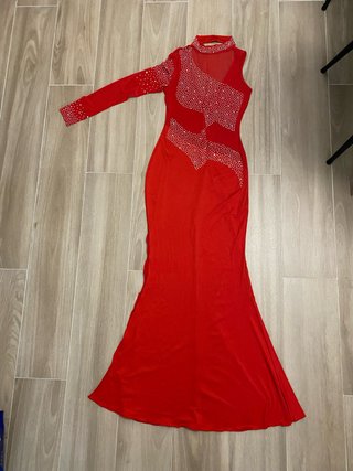 Vestido largo rojo con pedrería