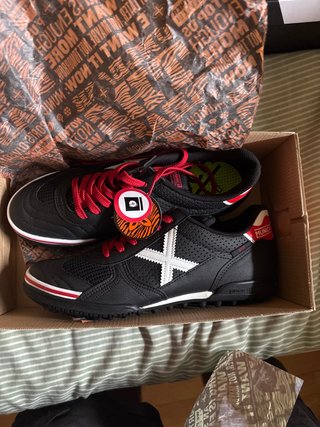 Zapatillas Munich Negras y Rojas