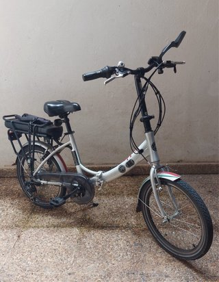 Bicicleta Eléctrica Plegable Plateada