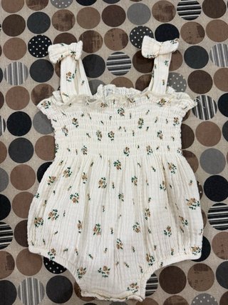 Pelele de bebé con estampado floral