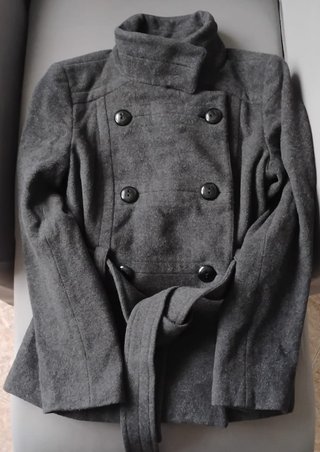 Abrigo corto gris de Zara