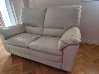 Sofá de Piel Beige de Dos Plazas