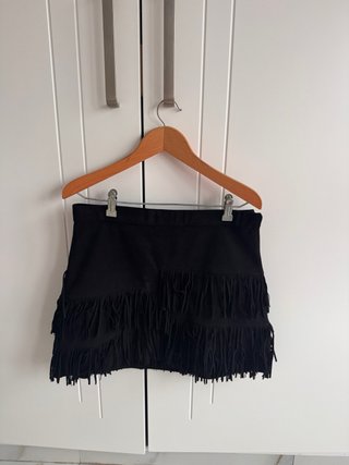 Falda negra con flecos