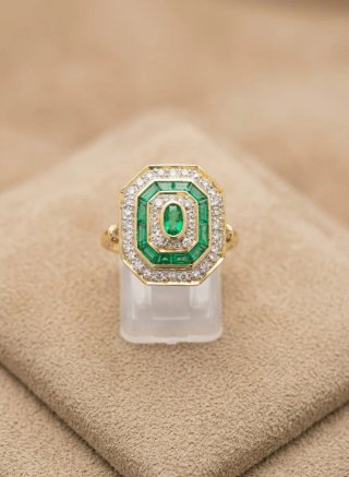 Anillo de Oro Amarillo con Esmeraldas y Brillantes