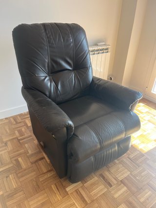 Sillón giratorio de piel con reposapiés elevable