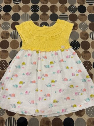 Vestido de hilo y tela para bebé