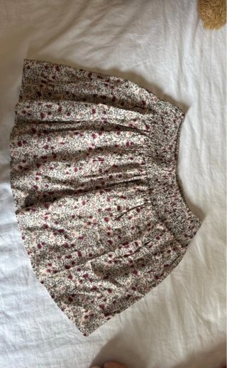 Falda corta con estampado de flores