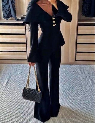 Traje Negro Vintage de 2 Piezas con Detalle Dorado