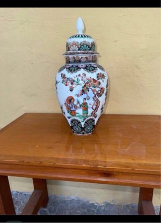 Jarrón de Porcelana Decorado con Tapa