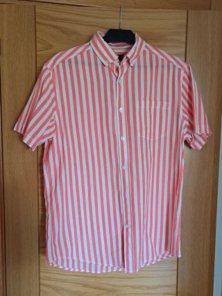 Camisa de rayas naranja y blanca