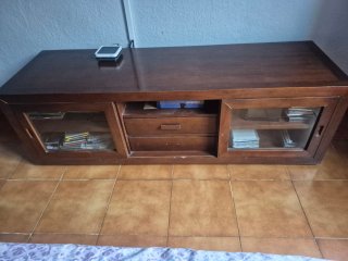 Mueble bajo de TV en madera maciza