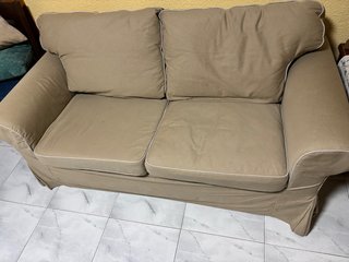 Sofá de dos plazas beige