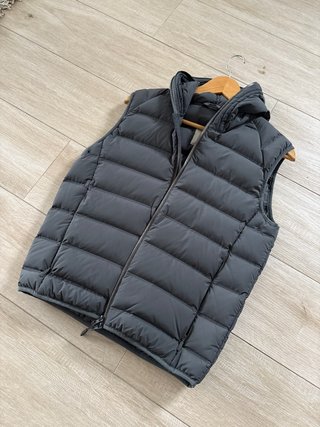 Chaleco de plumas con capucha