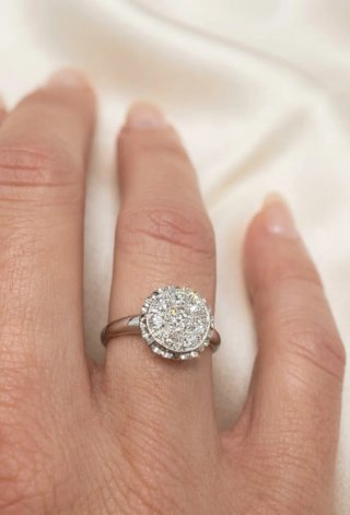 Anillo rosetón de oro blanco con brillantes