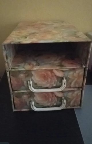 Cajonera de escritorio con estampado floral.