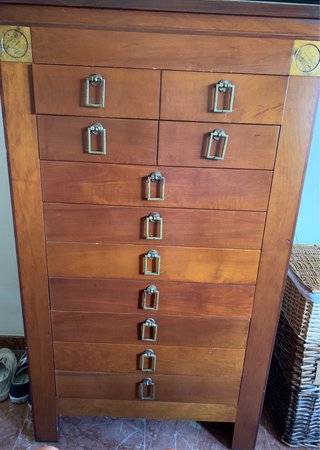 Cómoda de madera y 2 mesitas de noche