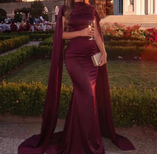 Vestido de Gala Burdeos con Capa
