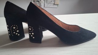 Zapatos de tacón negros con perlas