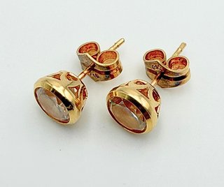 Pendiente de oro de 18k. Peso: 1.87 gr.
