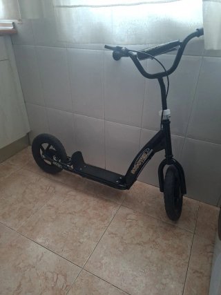 Patinete Negro con Ruedas Grandes