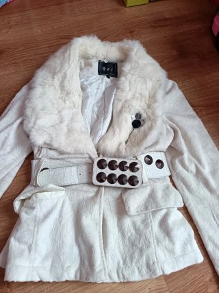 Chaquetón blanco con cuello de pelo