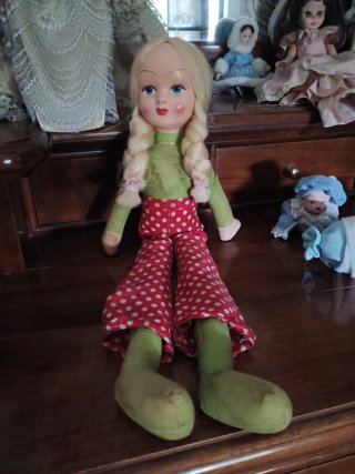 Bambola con trecce e pantaloni a pois