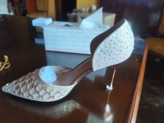 Zapatos de tacón beige rosáceo con pedrería