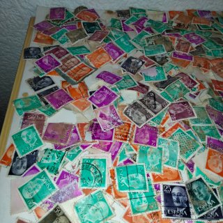 Lote de más de 200 sellos antiguos de Franco