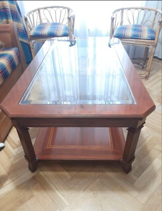 Mesa de centro de madera con cristal