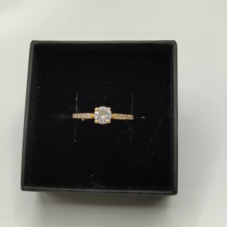 00856 Anillo de Oro 18K con Piedras.