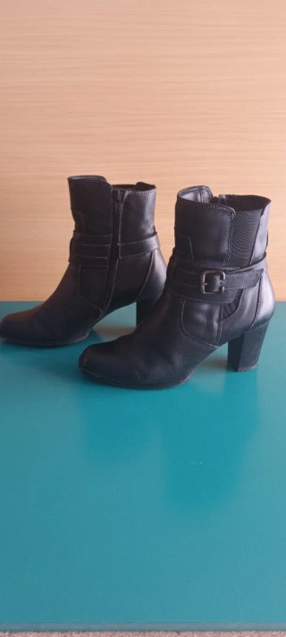 Botines de piel negros