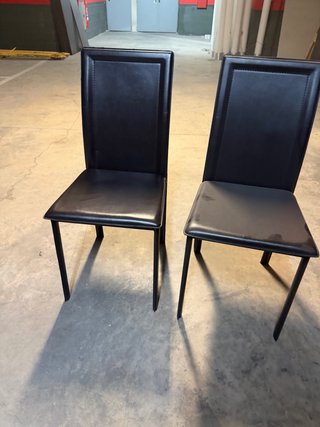 Sillas Negras con Estructura Metálica