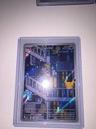 Carta Pokémon Meowth de Alola 30 Aniversario