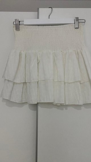 Falda corta blanca con volantes