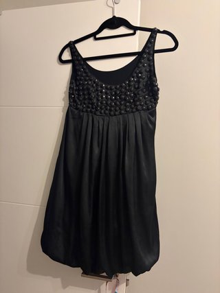 Vestido de cóctel negro con pedrería